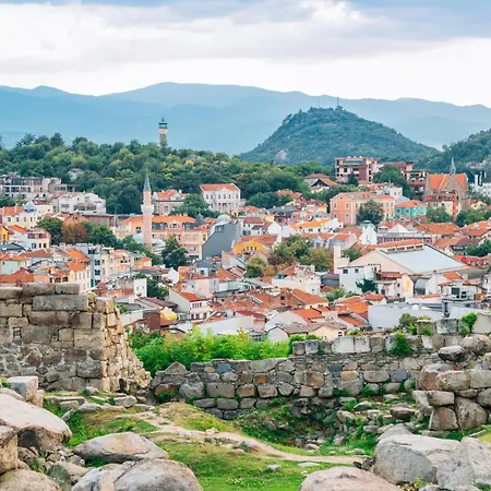 Cozy 2-bed Apartment